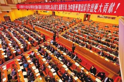 隆重热烈的大会会场。